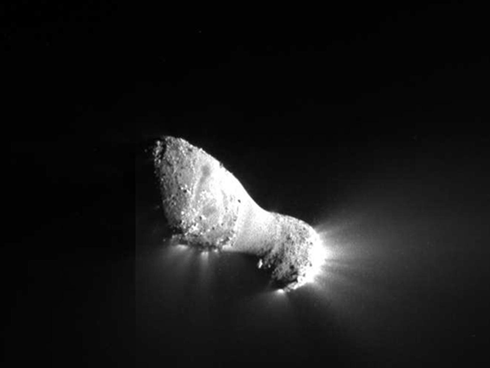 First Close-up Photos of Comet Hartley 2 Reveal a Space Peanut